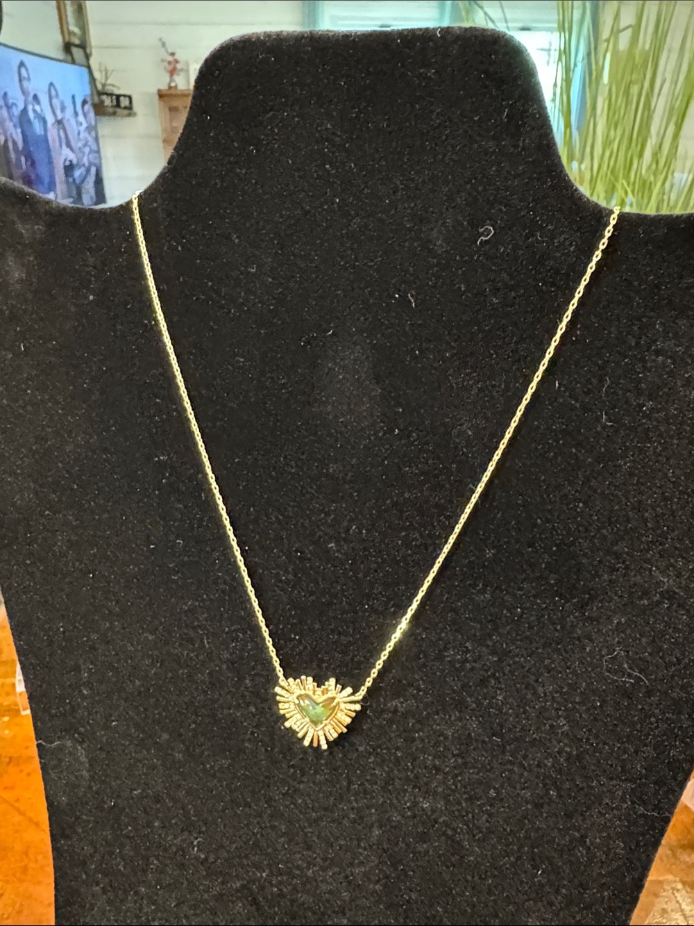 Kendra Scott x Dolly Parton Gold Heart Necklace with Green Stone (3)